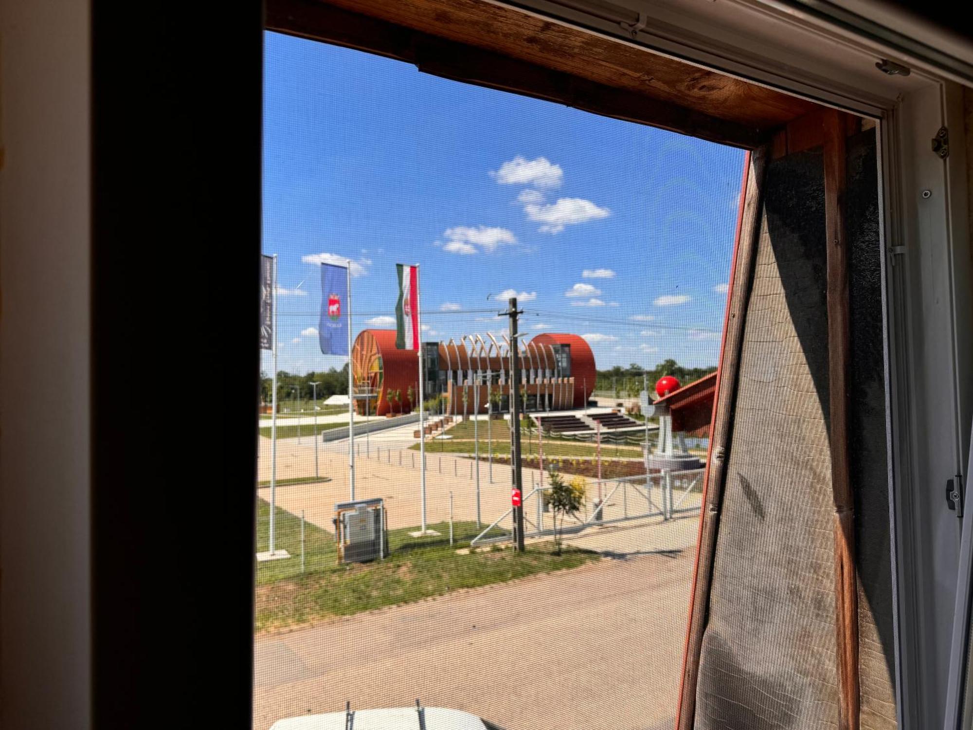 Fuerdo Panzio Karcag Exterior foto